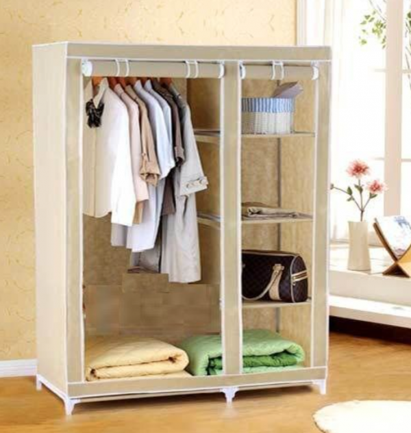 Lemari pakaian dengan rak lipat yang dapat dilipat saat tidak digunakan